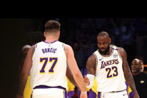 九游娱乐关于洛杉矶湖人训练开放日；赛后完成体检引欢呼；NBA季后赛在即；赛季目标并未改变的信息