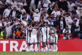 NINE GAMEMing在曼联比赛中问鼎冠军，惊险取胜引发热议！(曼联明星球迷)