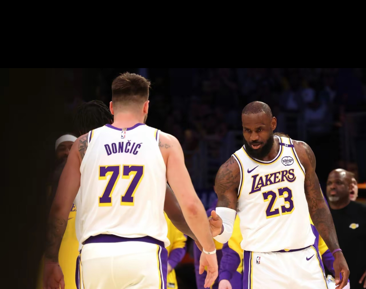 关于洛杉矶湖人训练开放日；赛后完成体检引欢呼；NBA季后赛在即；赛季目标并未改变的信息